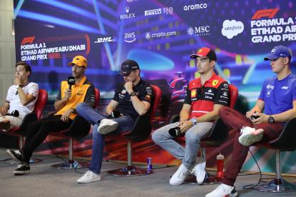 Max (c), pese a tener el campeonato ganado, no piensa dar ventaja hasta el final de 2022.