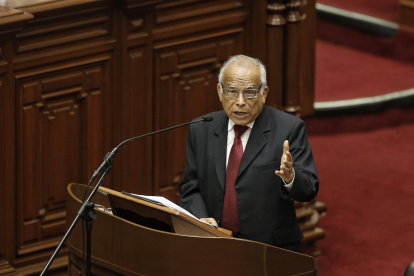 El primer ministro de Perú, Aníbal Torres, fue registrado este jueves, 17 de noviembre, al intervenir ante una sesión plenaria del Congreso, en Lima (Perú). EFE/Str