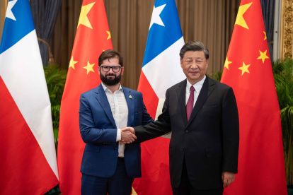 El  mandatario Gabriel Boric (i), junto al presidente de China, Xi Jinping (d), durante una reunión bilateral, hoy vieres 18 de noviembre, en Bangkok (Tailandia)
