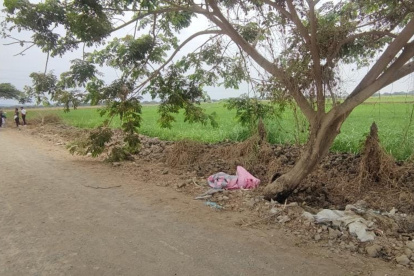 Nobol. Elementos de la Policía llegan a recoger el cuerpo cercenado.
