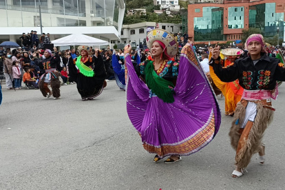 Lo étnico. Decenas de grupos participaron del desfile en la tarde del jueves, que recorrieron un tramo de la ciudad.