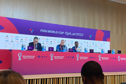 El jugador Moisés Caicedo junto al técnico de la selección ecuatoriana Gustavo Alfaro.