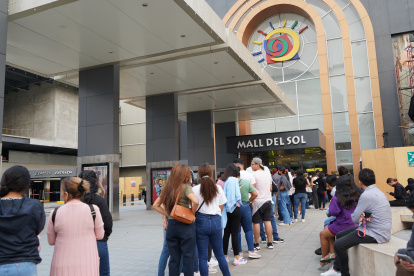 Antes de que abra el centro comercial las personas ya estaban fuera de la instalación para ingresar.