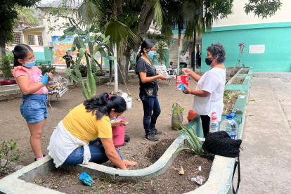 Los adultos limpiaban también dentro de la institución.