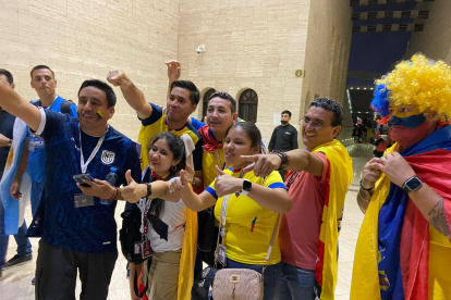 Hinchas ecuatorianos celebrando a La Tri en Doha.
