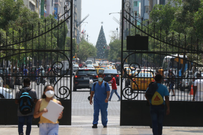 La avenida 9 de Octubre atraviesa la zona céntrica de la ciudad. En la mitad del camino entre el malecón Salado y el 2000, se encuentra el histórico parque Centenario.