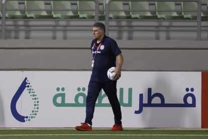 El entrenador de cabeza de Costa Rica Luis Fernando Suarez dirige una sesión de formación del equipo aguantado en Al Ahli S.D., en Doha, Qatar, 19 noviembre 2022, en vísperas de partido de fútbol de la inauguración de FIFA Qatar de Taza Mundial 2022 entre Qatar y Ecuador.