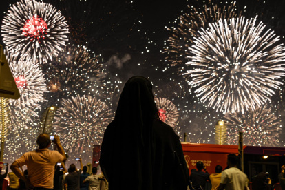 Fuegos artificiales durante la inauguración del "FIFA Fan Festival" este sábado en Doha, en el que se interpretó el primer himno de la fiesta, "Tukoh Taka".