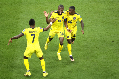 Enner Valencia (C) de Ecuador celebra con sus compañeros de equipo Pervis Estupinan y Jhegson Méndez después de anotar su segundo gol durante la Copa Mundial de la FIFA 2022
