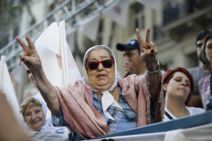 Hebe de Bonafini, presidenta de las Madres de Plaza de Mayo, hace un gesto durante en la marcha para conmemorar el 41º aniversario del golpe militar en Buenos Aires, el 24 de marzo de 2017.