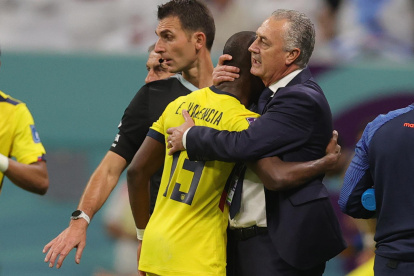 Gustavo Alfaro abraza a Enner Valencia.
