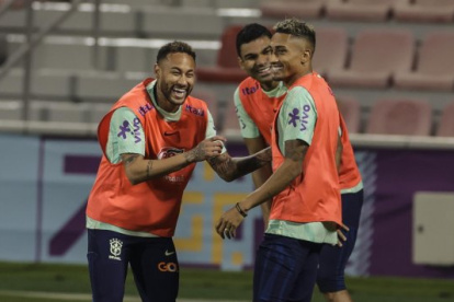 Neymar (i) y Casemiro (c), durante el entrenamiento del cuadro brasileño.