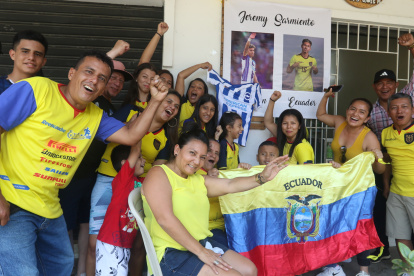 La familia de Jeremy Sarmiento viendo el partido de la Tricolor en Guayaquil.