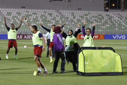 Los jugadores de la selección de Costa Rica disputan un partidillo con voluntarios de la FIFA previo a su entrenamiento.