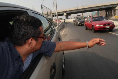 Flujo vehicular. Conductores de la zona señalan que deben pedirle a los otros automovilistas les cedan el paso.