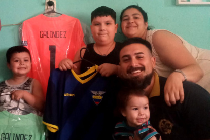 Gonzalo Galíndez (d) con su esposa Soledad, sus hijos Vicente y Elena, y amigos con los que siguió el partido.