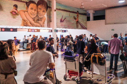 Lima. Centenares de viajeros tuvieron que suspender sus vuelos.