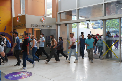 Fila. Decenas de visitantes llegaron antes de las 06:00 al Mall del Sol.