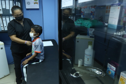 Trabajo. La doctora Silvia Constante atiende en horario académico, en el departamento médico de la primaria de la Unidad Educativa Copol.