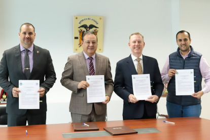 Diplomacia. El embajador de EE. UU. en Ecuador firmó el acuerdo con varias autoridades locales.