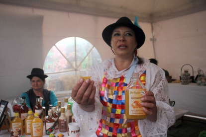 Innovador. Las bebidas alcohólicas hechas con mandarina son propias de Perucho  2. Suro. Los canastos de este material son armados en 45 minutos.