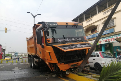 Una volqueta se subió a un parterre en la calle 17 y Portete, causando daños materiales