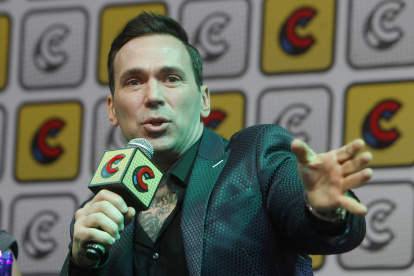 Fotografía de archivo, tomada en noviembre de 2018, en la que se registró al actor estadounidense Jason David Frank, durante un panel en la Comic Con