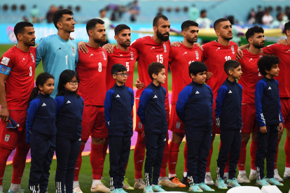 Los futbolistas de la selección de Irán no cantaron el himno de su país en señal de protesta por la situación de represión que se vive en el país y el reciente asesinato de Mahsa Amini, al inicio del partido ante Inglaterra.