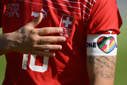 Primer plano del mediocampista suizo Granit Xhaka con el brazalete de capitán "One Love"