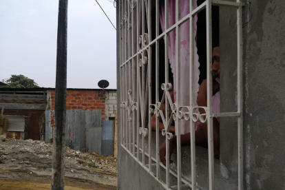Sujetos dispararon contra la ventana de una vivienda en flor de bastión, bloque #21, resultando herida una menor