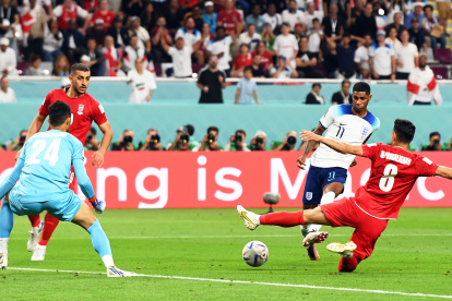 Marcus Rashford (2-R) de Inglaterra puntúa el 5-1 ventaja durante el FIFA Taza Mundial 2022 grupo B partido de fútbol entre Inglaterra e Irán