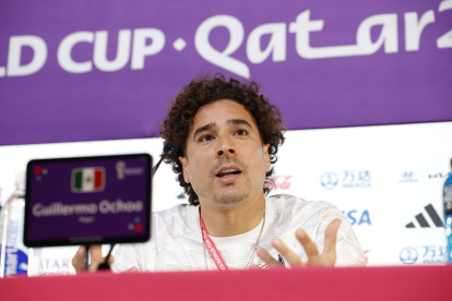 DOHA, 21/11/2022.- El portero de la selección mexicana de fútbol Guillermo Ochoa durante la rueda de prensa ofrecida este lunes en Doha, Catar, en el marco del Mundial de fútbol Qatar 2022. EFE/José Méndez