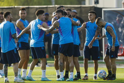 El delantero argentino Lionel Messi participa en un entrenamiento de su selección este lunes en el campo de fútbol de la Universidad de Catar en la víspera del debut de Argentina en el Mundial Qatar 2022.