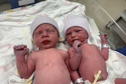 La madre es Rachek Ridgeway y solo tienen tres años más que los embriones que ahora son dos bebés llamados Lydian Ann y Timothy Ronald.