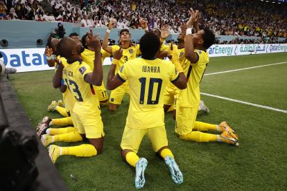 Los jugadores de la selección ecuatoriana festejan uno de los goles ante Qatar.
