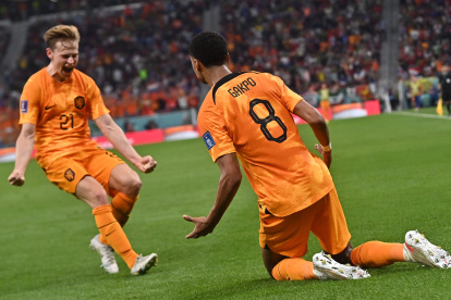 Cody Gakpo (D) de los Países Bajos celebra con su compañero de equipo Frenkie de Jong después de marcar el gol de apertura durante la Copa Mundial de la FIFA 2022