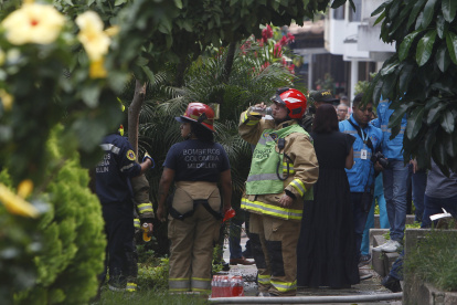 Bomberos y organismos de socorro llegan para atender la emergencia, luego de que una avioneta se estrellara en un barrio residencial hoy en Medellín (Colombia). EFE/Luis Eduardo Noriega