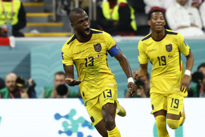 Énner Valencia, delantero de Ecuador, fue registrado este domingo, 20 de noviembre, al celebrar un gol que le anotó a Catar, durante un partido del grupo A del Mundial FIFA Qatar 2022, en el estadio Al Bait, en Al Khor.