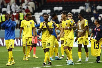 Los jugadores de la selección ecuatoriana salen del gramado del estadio Al Bayt luego de vencer a Qatar en el debut. Los dirigidos por Gustavo Alfaro se enfocan en Países Bajos, su próximo rival.