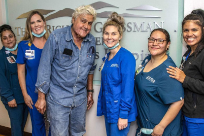 El presentador de televisión aparece junto al personal médico que lo atendió. En su rostro, se observan las huellas de las quemaduras que sufrió.