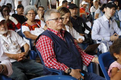 El excomandante de las FARC Rodrigo Granda (c) participa de una reunión en el Espacio Territorial de Capacitación y Reincorporación (ETCR), el 14 de noviembre de 2022, en Tierra Grata, en el departamento de Cesar (Colombia). EFE/ Juan Diego López