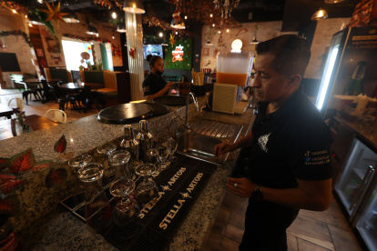 Los trabajadores dejan todo listo, pero llegan pocos clientes