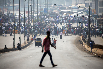 Imagen de archivo de intocables o dalits, la casta más baja de la India, protestando en Bombay contra las agresiones que sufren de supuestos grupos radicales hindúes. EFE/ Divyakant Solanki
