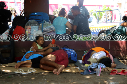 Migrantes centroamericanos permanecen en un campamento improvisado el 18 de noviembre de 2022, en la ciudad de Tapachula, estado de Chiapas (México). EFE/Juan Manuel Blanco