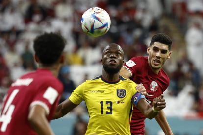 Enner Valencia (C) de Ecuador controla la pelota hoy durante a FIFA partido de fútbol de la fase de grupo entre Qatar y Ecuador en Al estadio de Cebo en Al Khor, Qatar, 20 noviembre 2022.