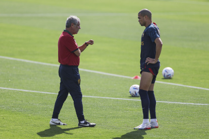 Doha (Qatar), 21/11/2022.- Portugal National team head coach Fernando Santos (L) speaks with player Pepe during a traning session, in Al Shahhniya, Qatar, 21 November 2022. The FIFA World Cup 2022 takes place in Qatar from 20 November untill 18 December 2022. (Mundial de Fútbol, Catar) EFE/EPA/JOSE SENA GOULAO PORTUGAL OUT