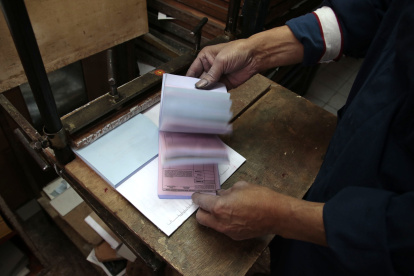 La producción del documento físico llega a su fin en locales que se han dedicado por décadas a la actividad.