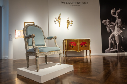 Una butaca entregada por Georges Jacob para el dormitorio de la reina María Antonieta en Versalles en 1788 y una cómoda de Pierre Macret son expuestas antes de una subasta de 1.200 lotes en París este 22 de noviembre en la casa de subastas Christie"s.