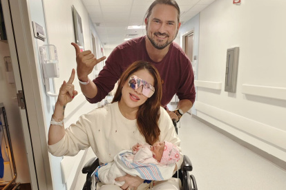 José Daniel con su esposa y la recién nacida.