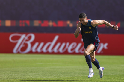 Cristiano Ronaldo de Portugal actúa durante la sesión de formación de su equipo en Al Shahaniya, Qatar,